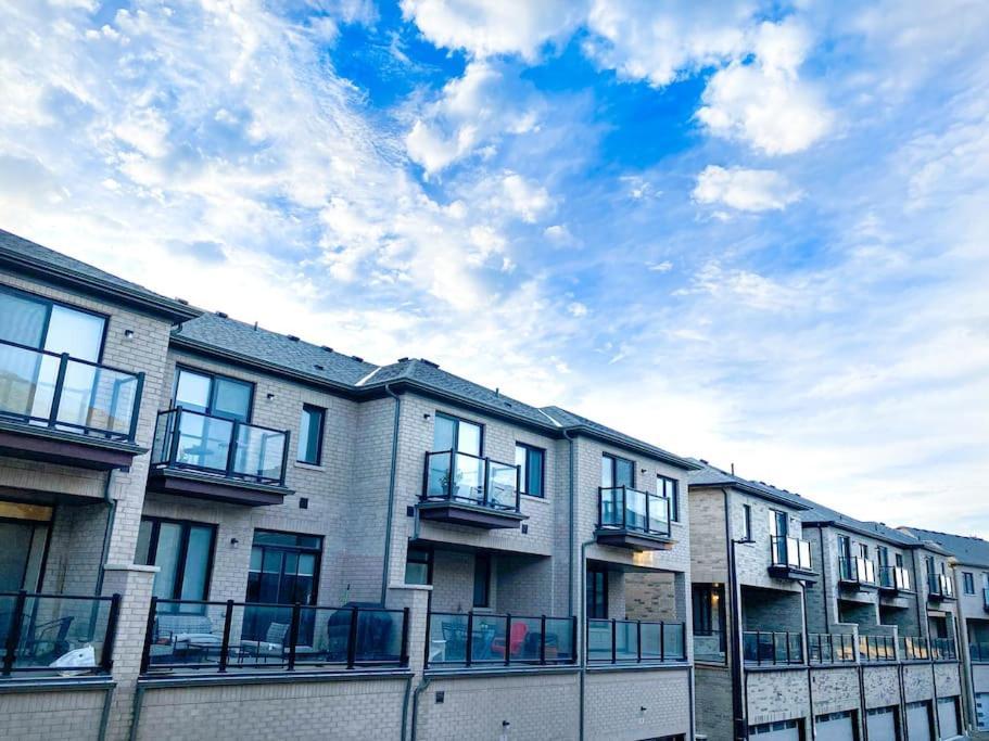 Elegant Rooms In Shared Townhouse Next To Beach Whitby Exterior photo