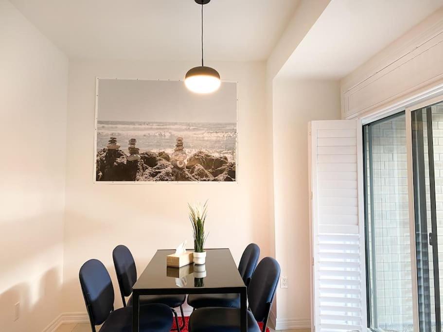 Elegant Rooms In Shared Townhouse Next To Beach Whitby Exterior photo