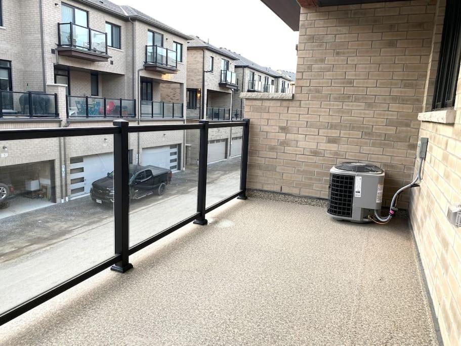 Elegant Rooms In Shared Townhouse Next To Beach Whitby Exterior photo