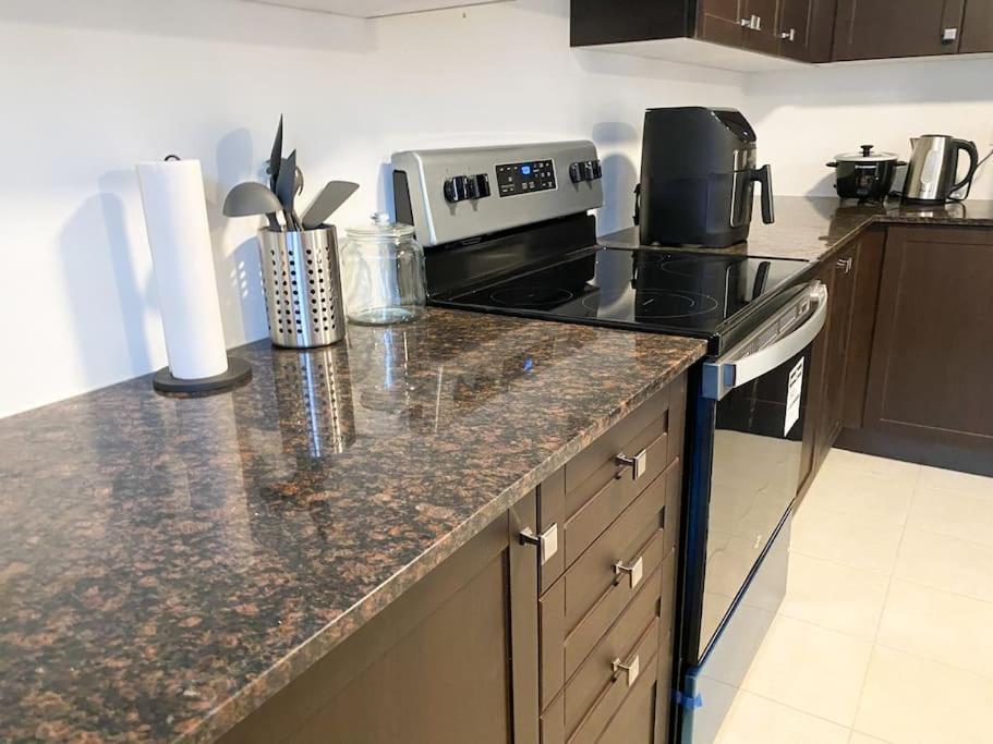 Elegant Rooms In Shared Townhouse Next To Beach Whitby Exterior photo