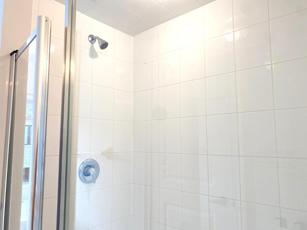 Elegant Rooms In Shared Townhouse Next To Beach Whitby Exterior photo