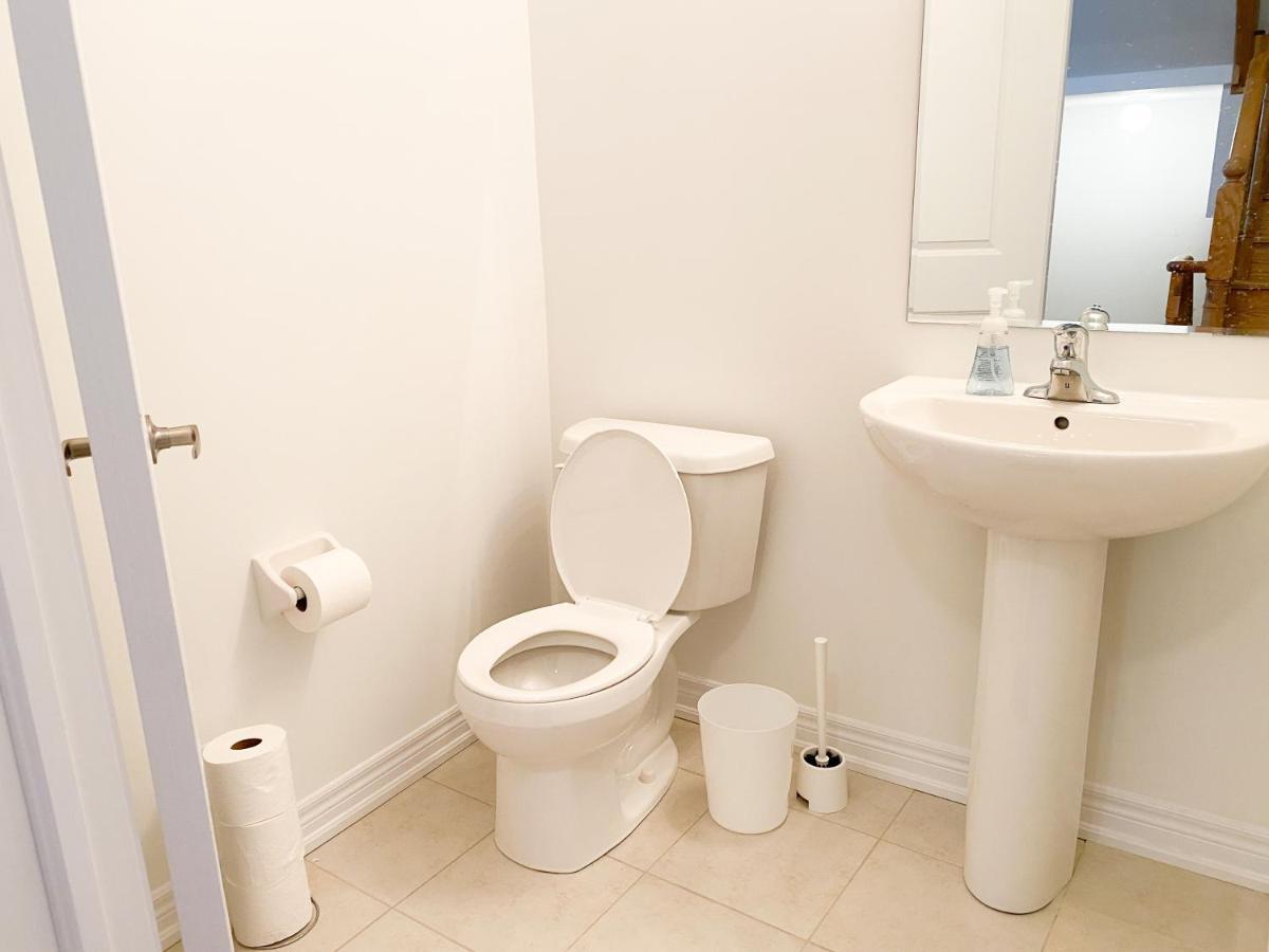 Elegant Rooms In Shared Townhouse Next To Beach Whitby Exterior photo