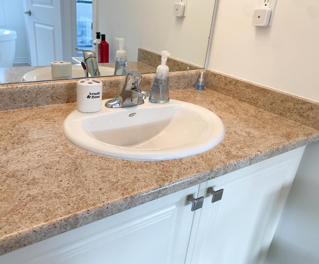 Elegant Rooms In Shared Townhouse Next To Beach Whitby Exterior photo